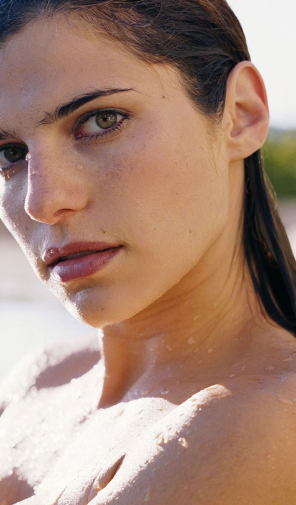 Девушка вышла из воды, мокрые волосы