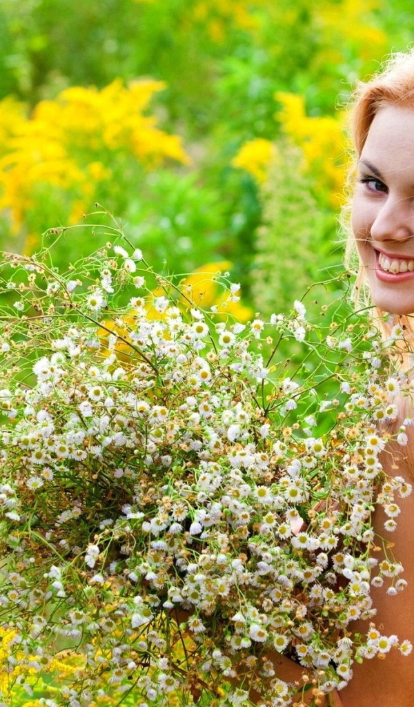 Девушка собрала букет полевых ромашек
