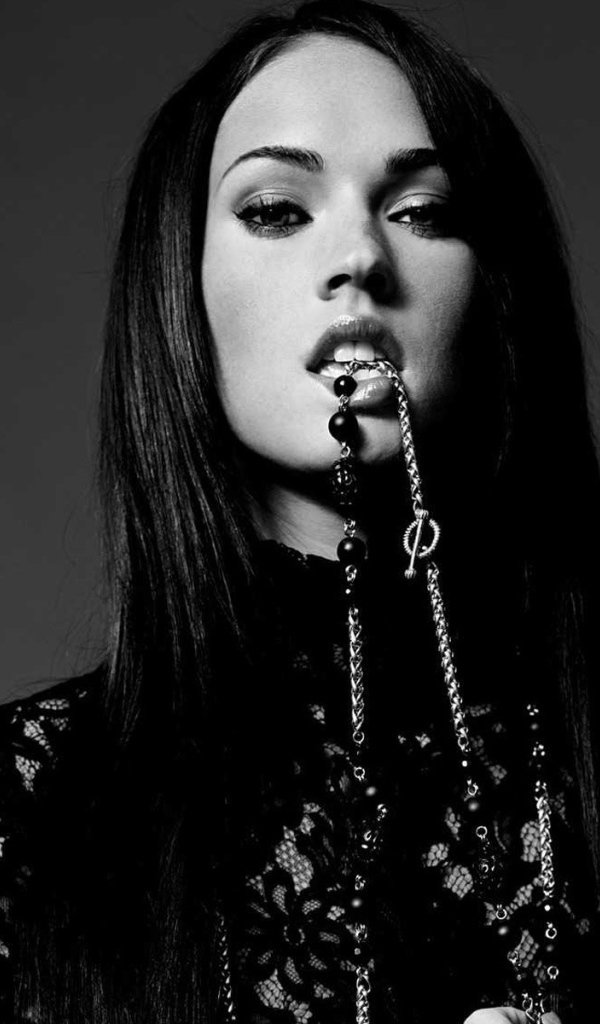 Девушка держит в зубах украшение