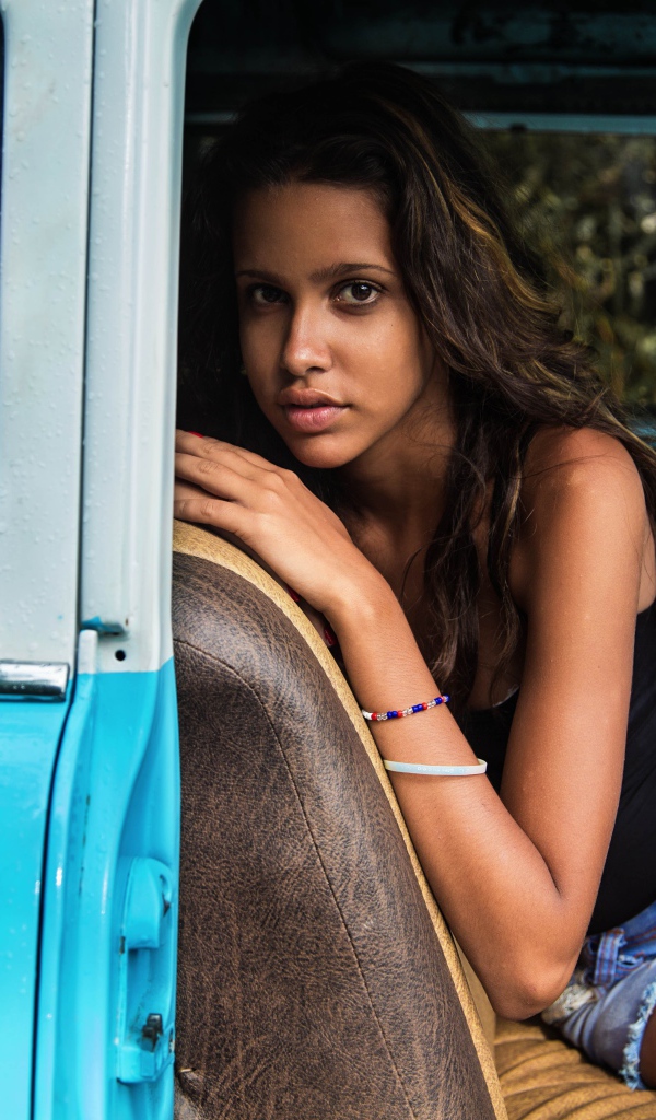 Девушка в автомобиле на Кубе