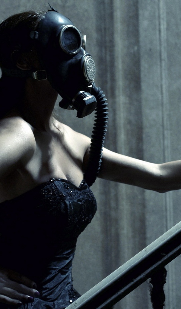 Девушка в маске поднимается по лестнице