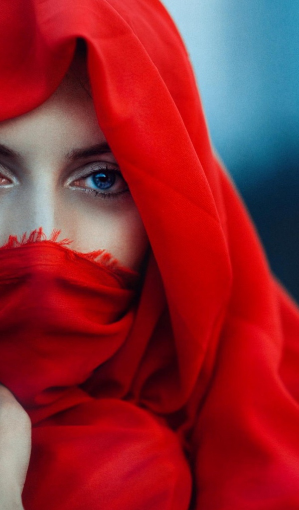 Девушка в красной накидке закрыла лицо