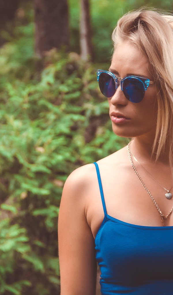 Девушка в синих солнцезащитных очках