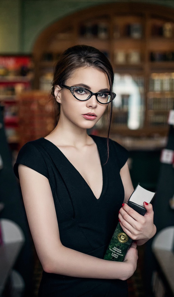 Девушка в очках с книгой