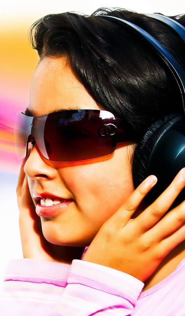 Девушка в темных очках и черных наушниках