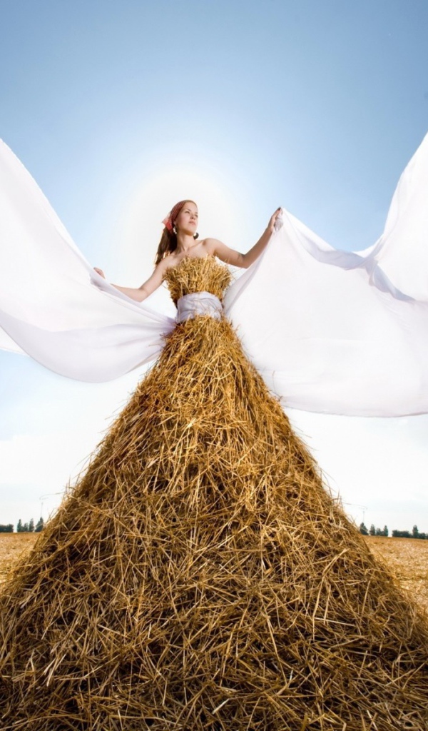 Девушка в платье из сена