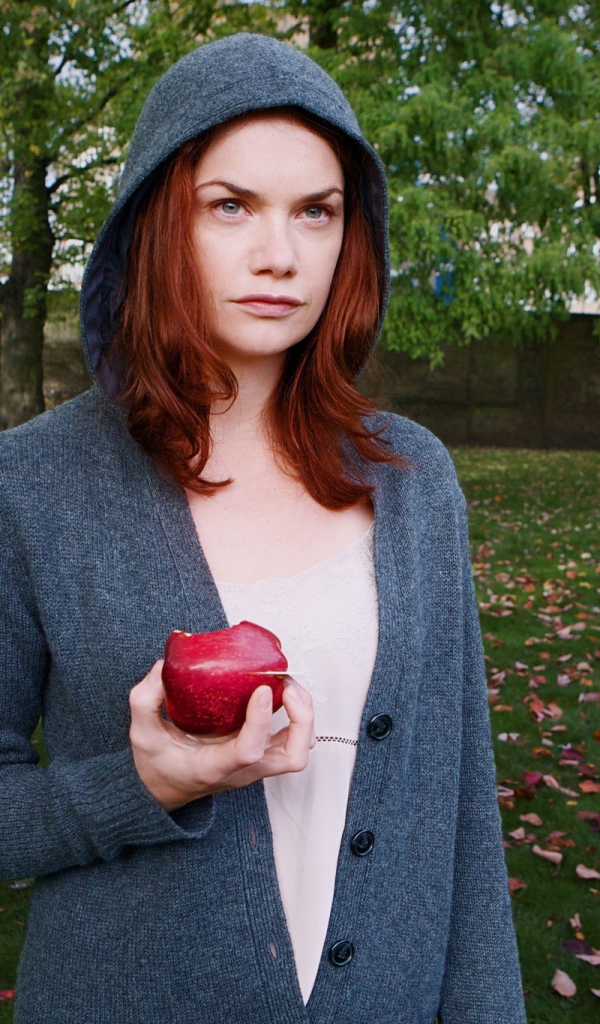 Девушка в капюшоне с яблоком