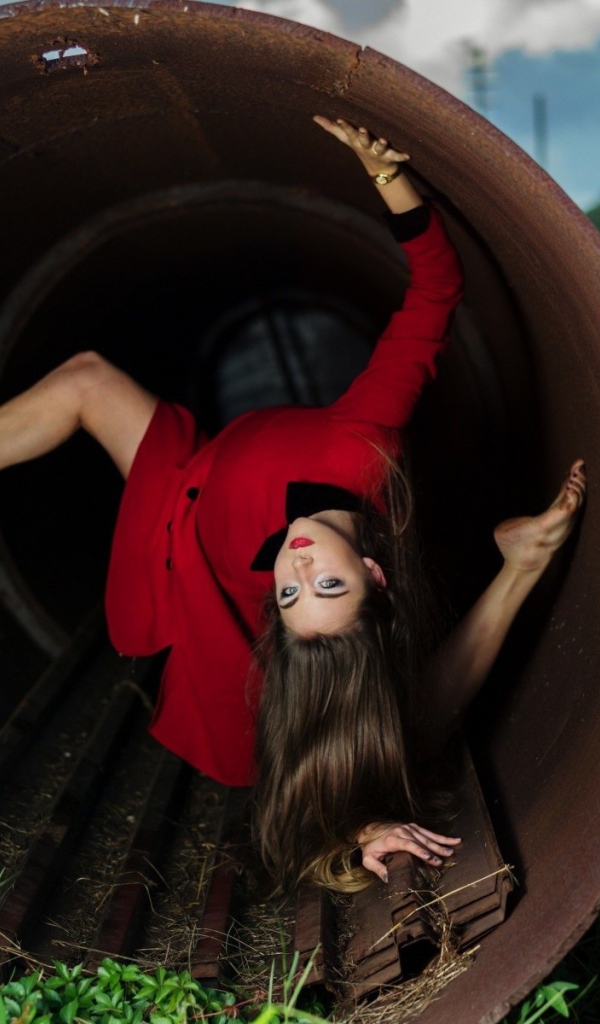 Девушка в железной трубе