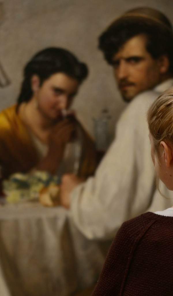 Девушка в картинной галерее