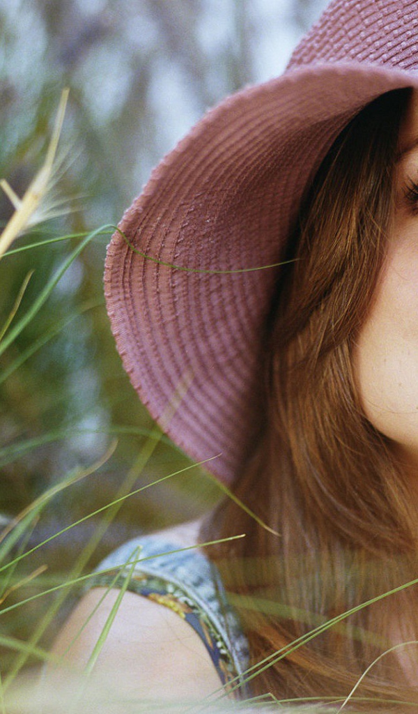 Девушка в розовой шляпе Оливия Уайдли