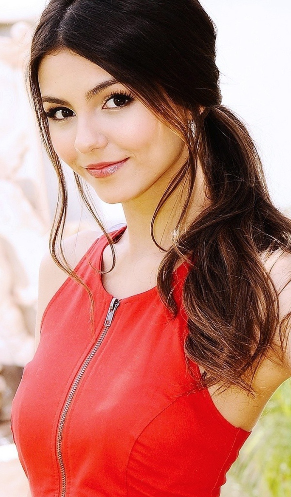 Девушка в красном платье Виктория Джастис