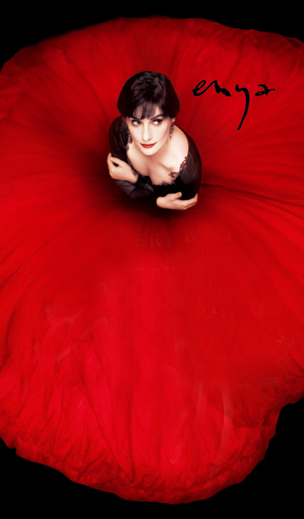 Девушка в красном платье в форме мака