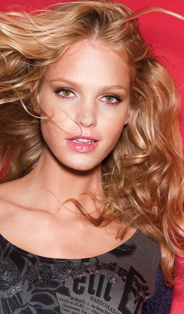 Девушка у красной стены, модель Эрин Хитертон