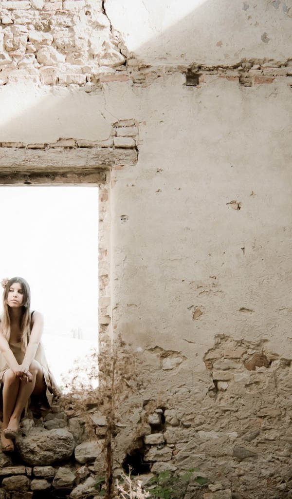 Девушка на окне в руинах