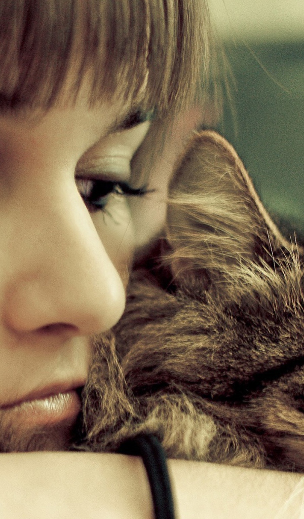 Девушка грустит со своим котом