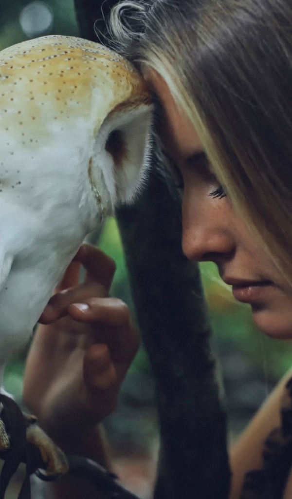 Девушка прислонилась к сове