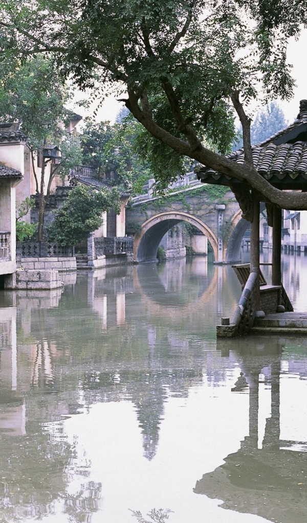 Девушка смотрит на затопленную улицу