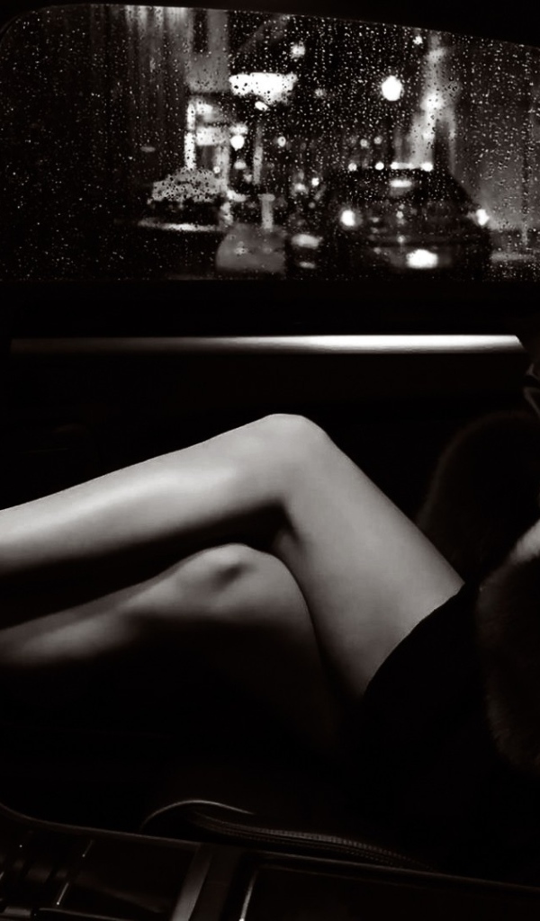 Девушка на заднем сиденье черного автомобиля