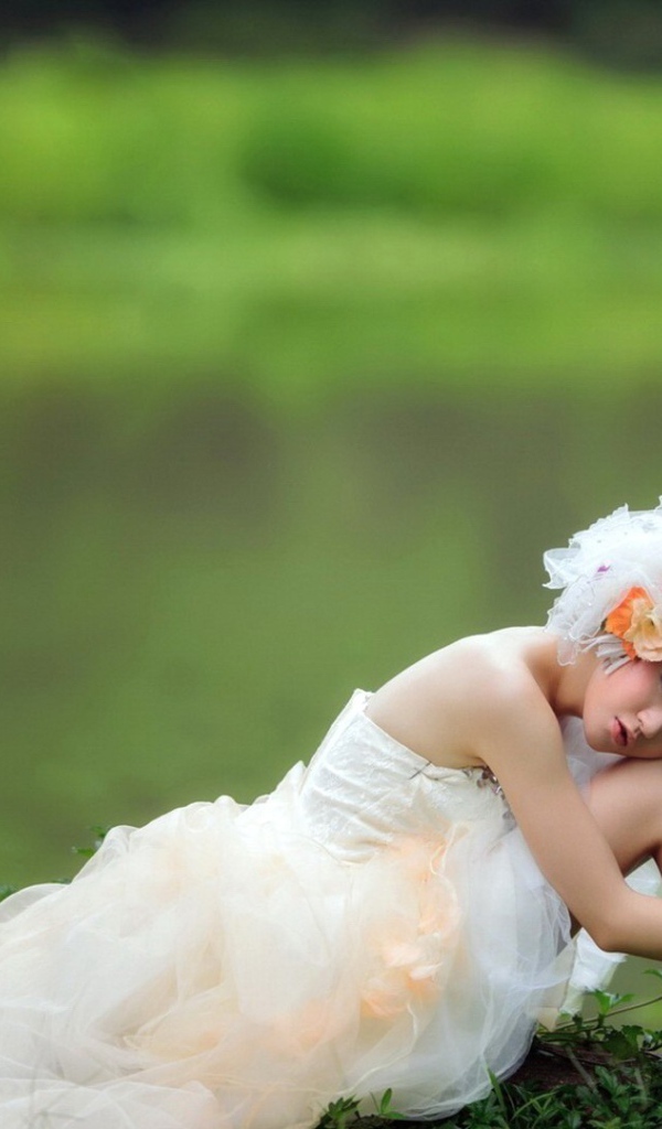 Девушка весна на фоне зелени