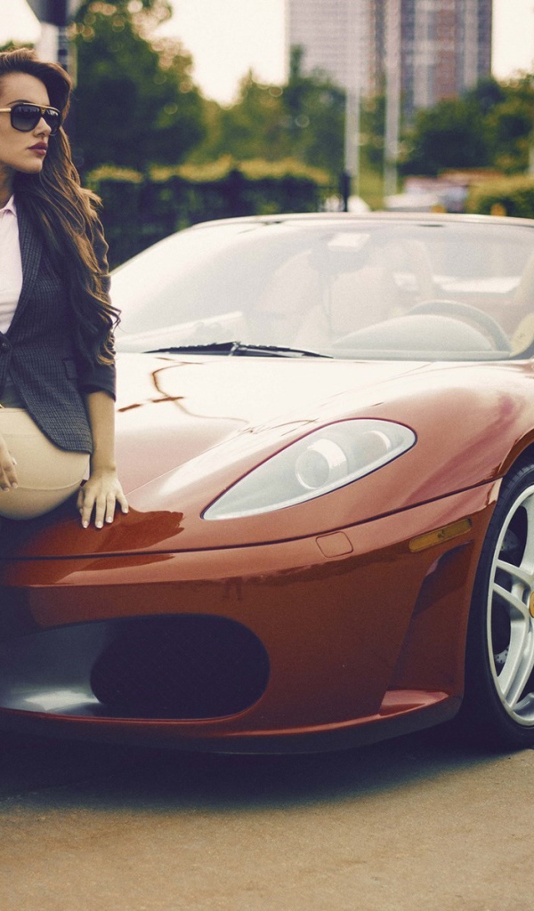 Девушка на капоте коричневого Ferrari кабриолет