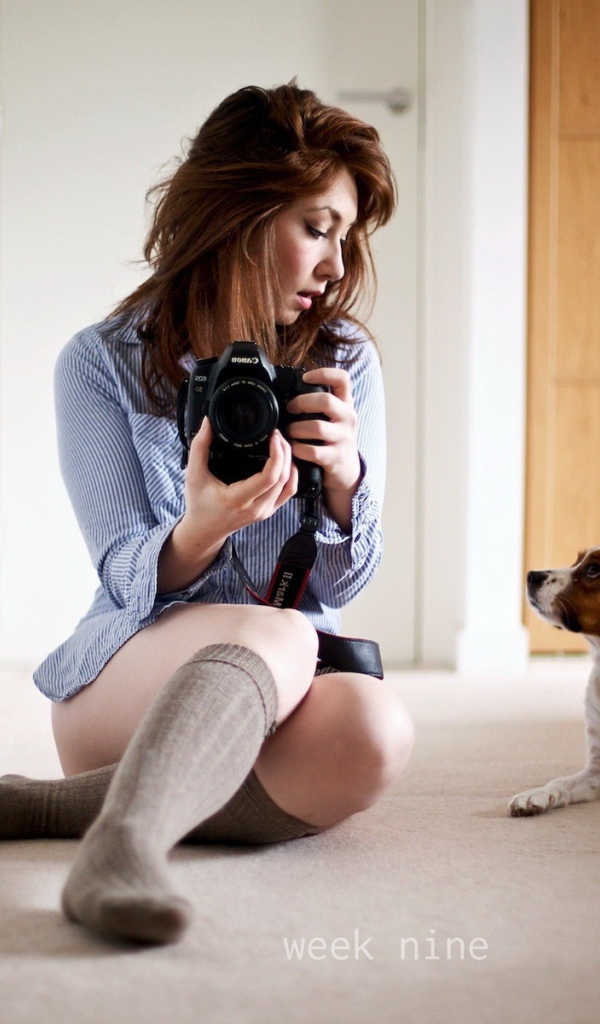 Девушка фотограф со своей собакой