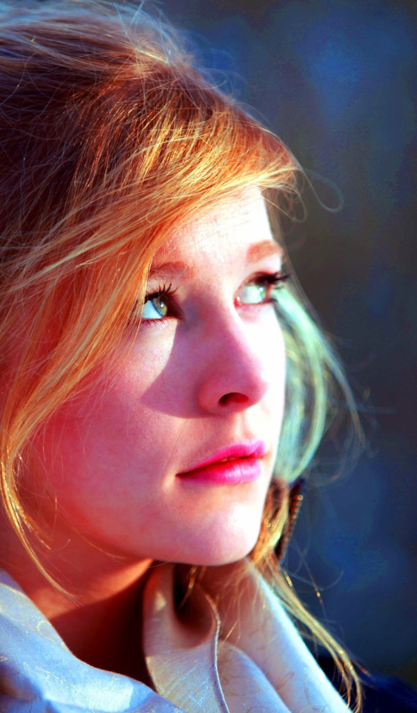 Лицо девушка освещено солнцем