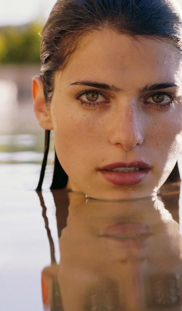 Девушка по шею в воде