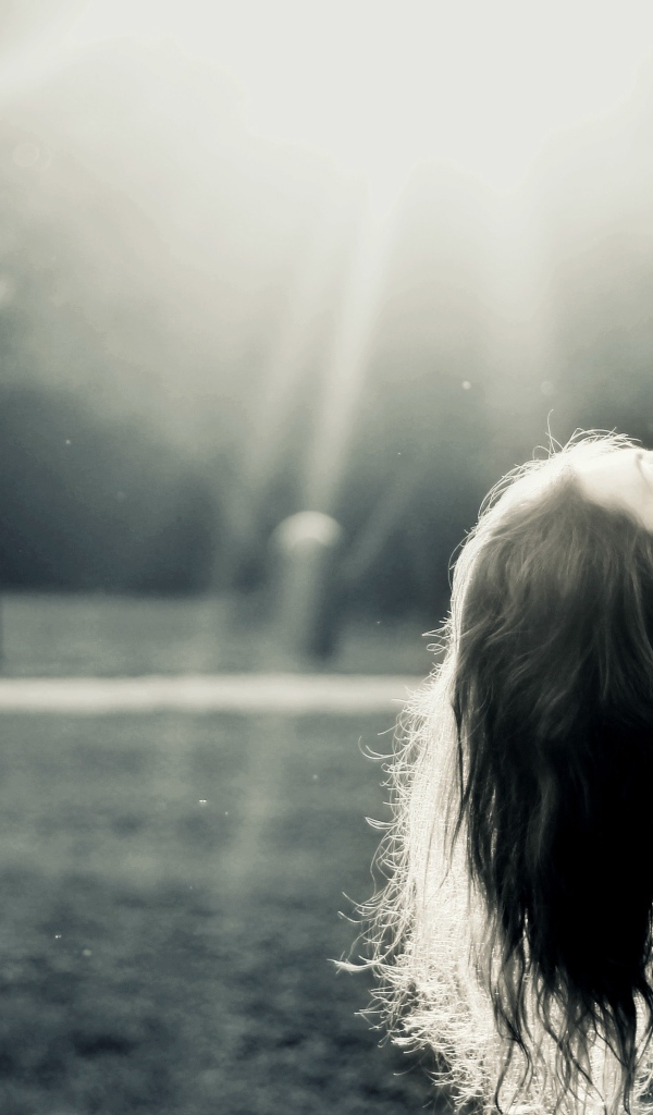 Девушка запрокинула голову