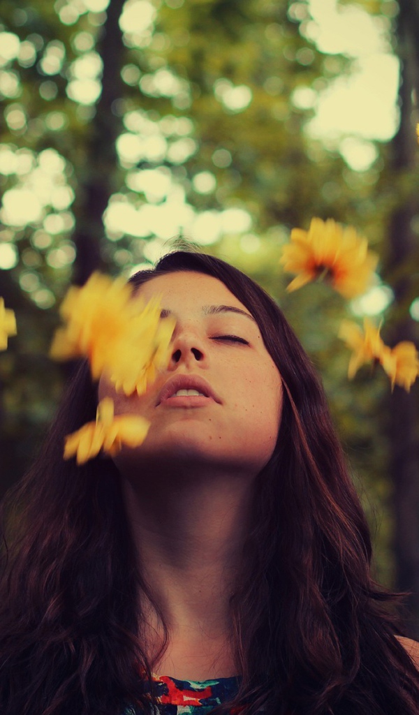 Девушка подбросила желтые цветы