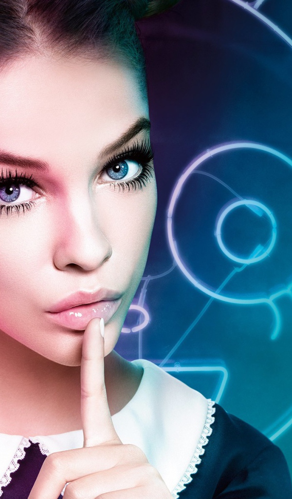 Девушка прикоснулась пальцем к подбородку