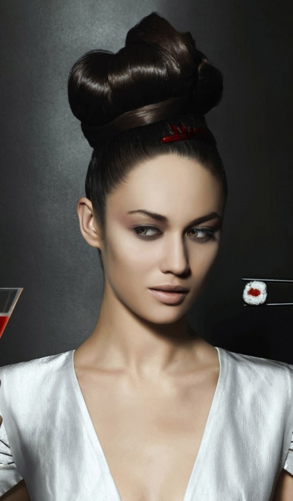 Девушку угощают вином и суши