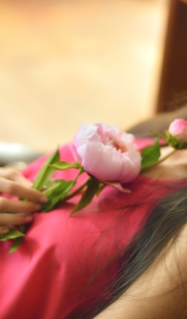 Девушка лежит с цветком на груди