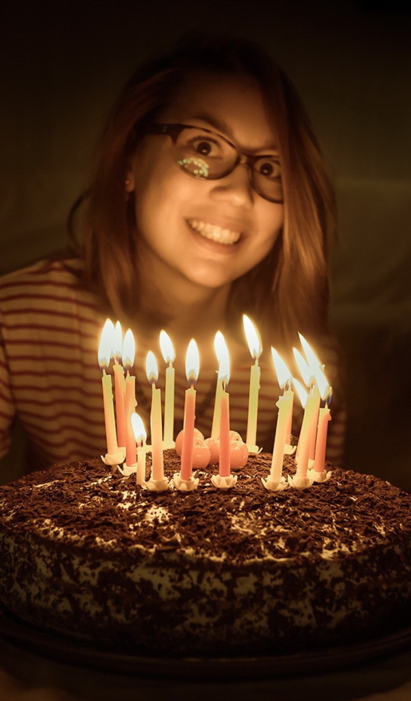 Девушка с ножом у праздничного торта