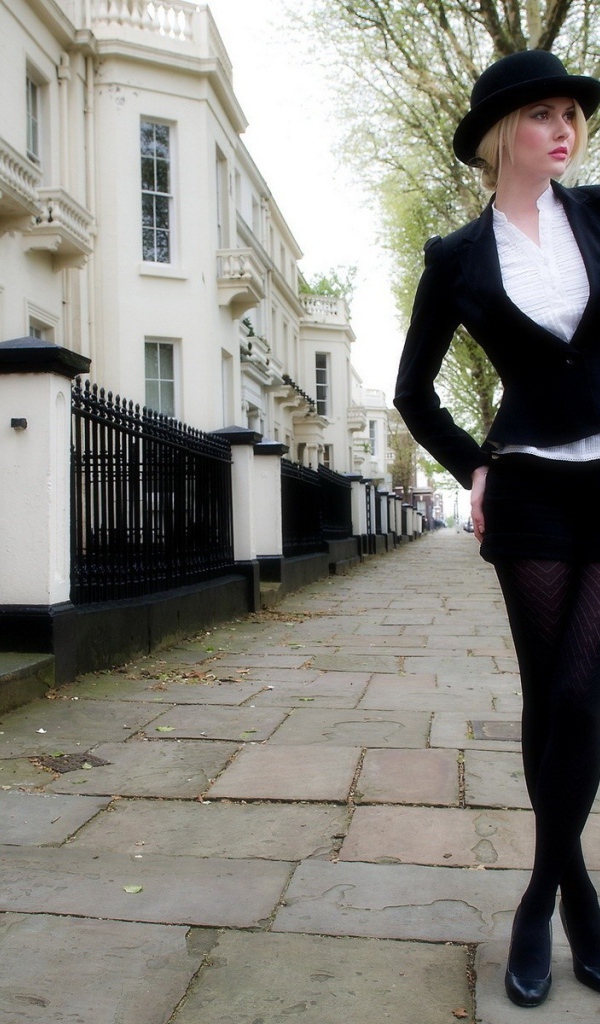 Девушка с зонтом на лондонской улице