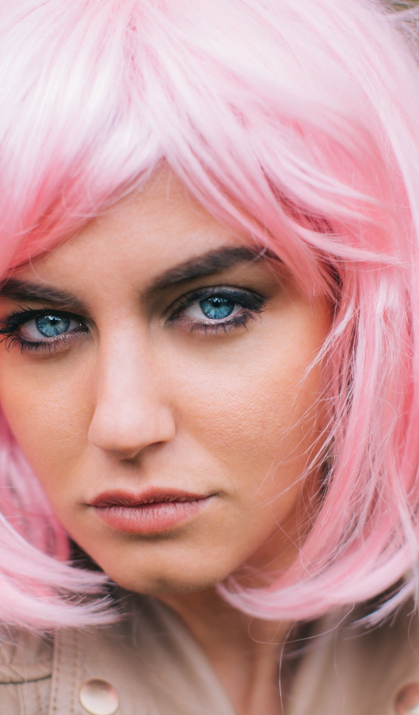 Девушка с голубыми глазами в розовом парике