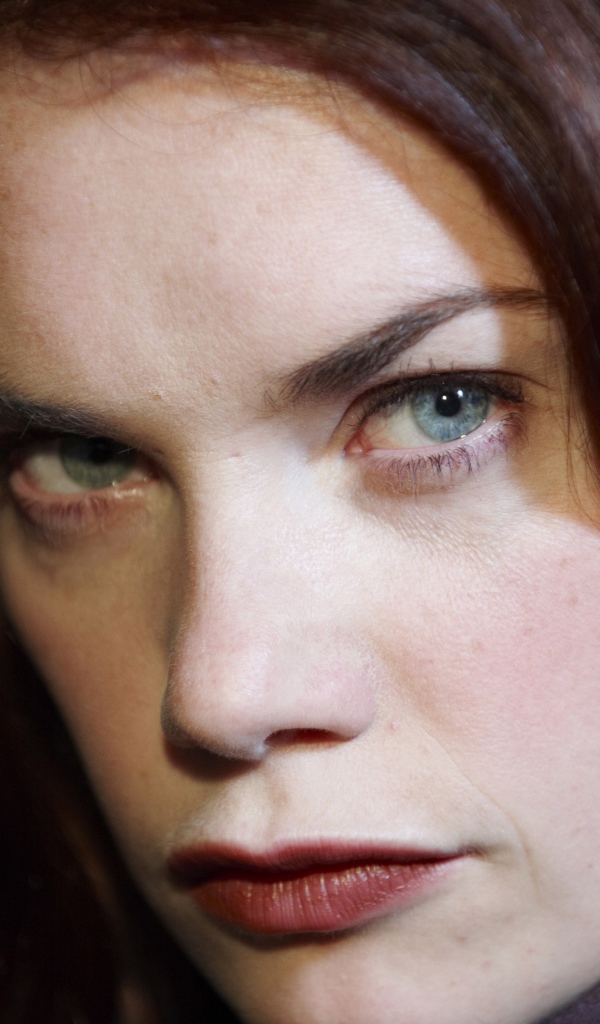 Девушка с каштановыми волосами Рут Уилсон