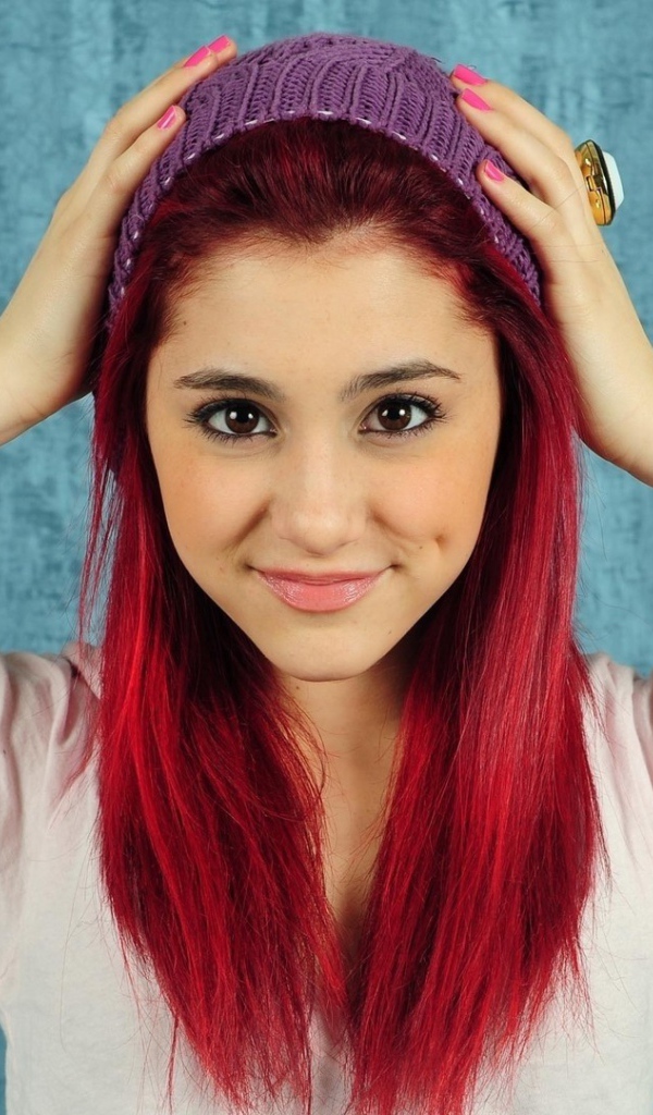 Девушка с красными волосами в сиреневой повязке