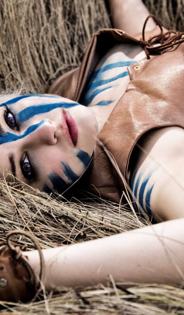 Девушка с синей раскраской на теле