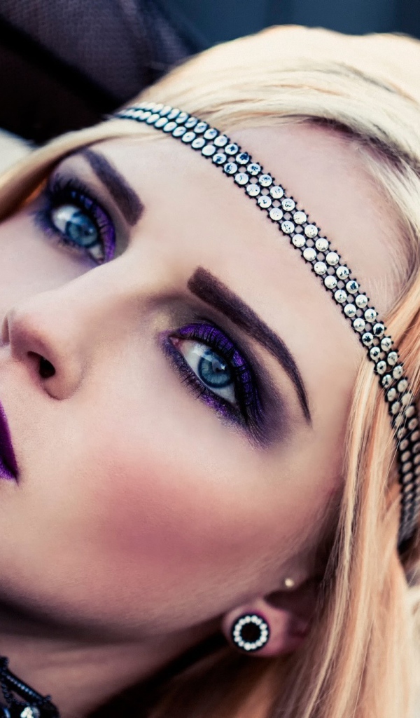 Девушка с фиолетовыми губами