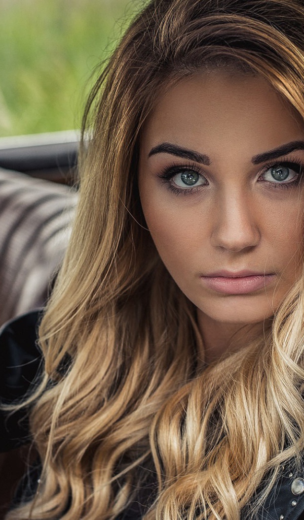 Зеленоглазая блондинка в автомобиле