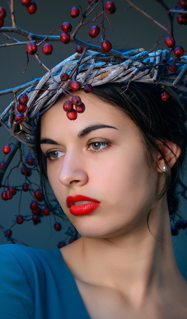Шляпа из веток с ягодами на голове девушки