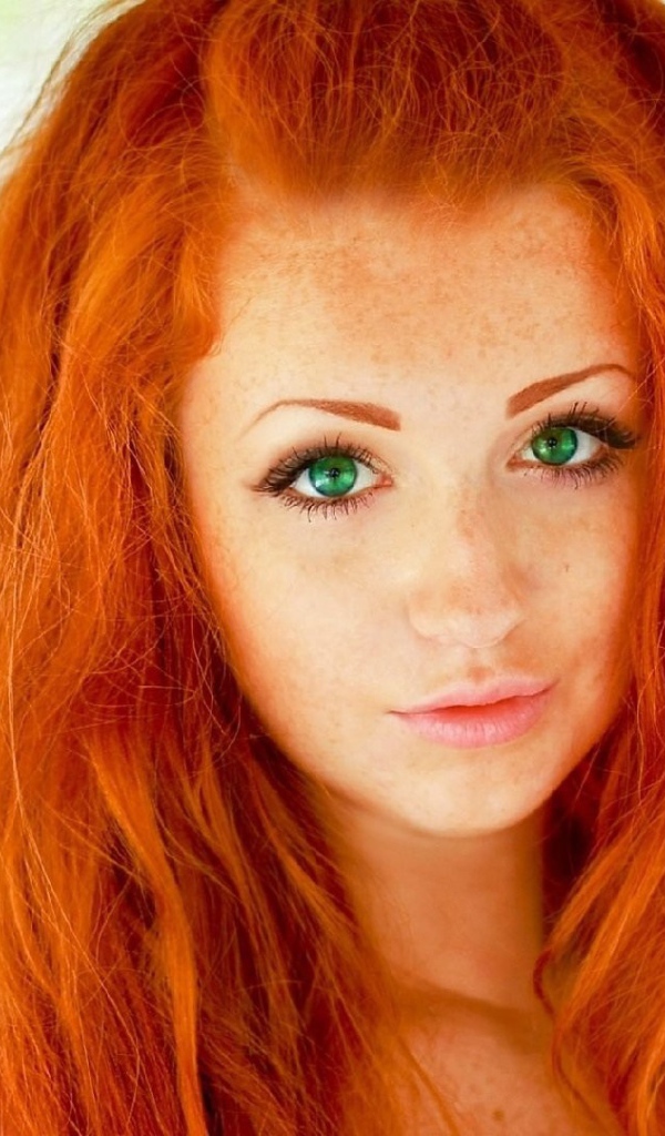 Рыжеволосая модель с зелеными глазами