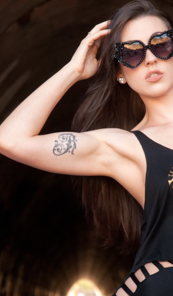 Череп на черном топе у девушки