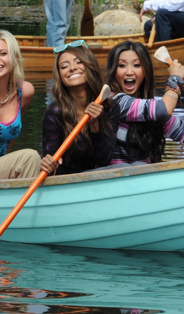 Три девушки в голубой лодке