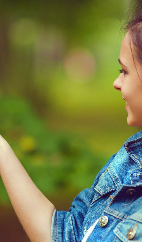 Синица на ладони у девушки