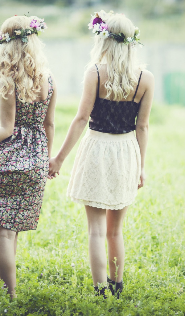 Две блондинки гуляют по газону