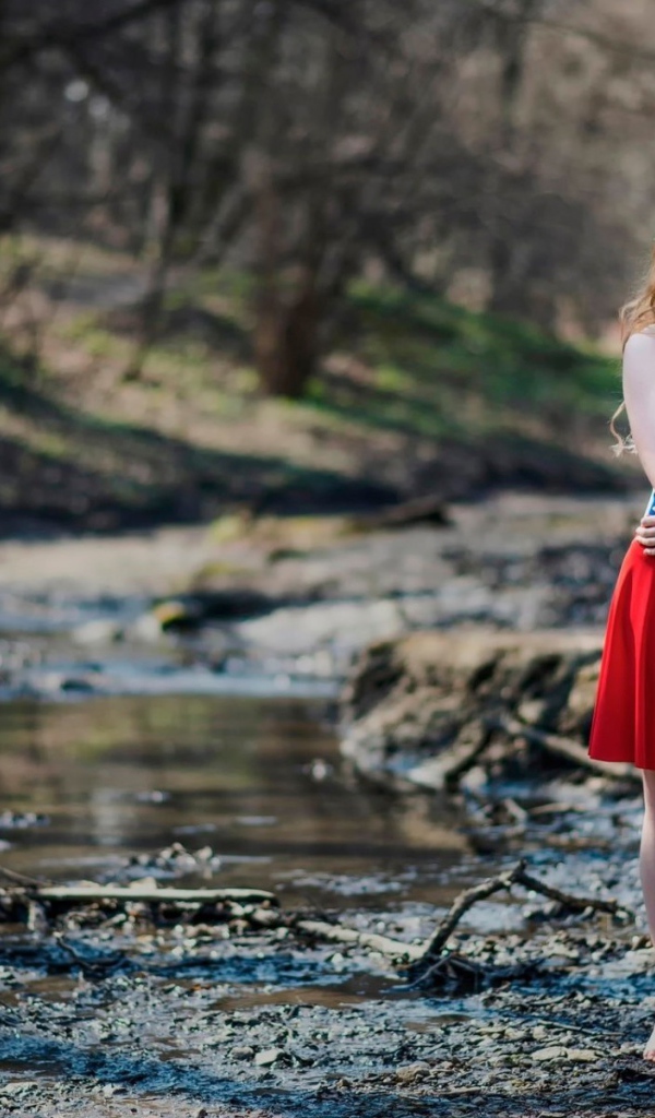 Две девушки в ярких платьях в чаще леса