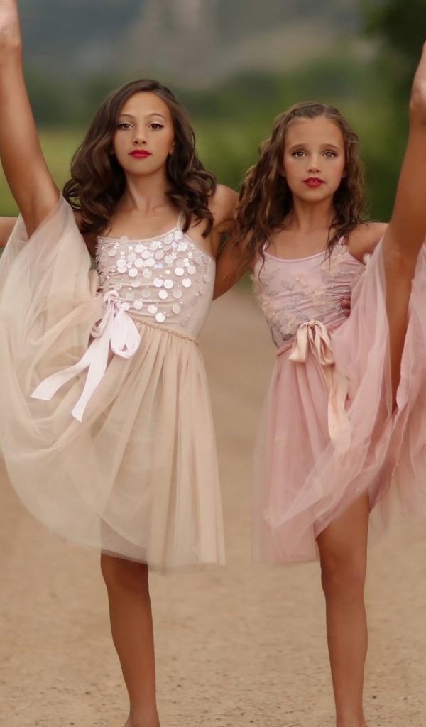 Две юных балерины показывают свое искусство