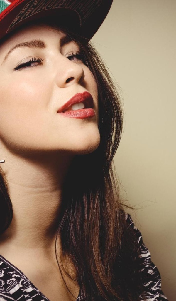 Необычные сережки у девушки