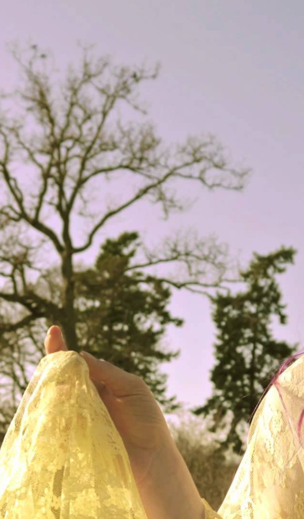 Veela на фоне дерева